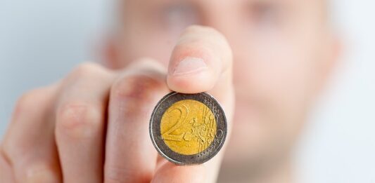Jak wymienić złotówki na euro? Jak wymienić złotówki na euro?