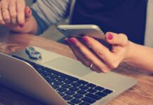 Czy rodzic ma prawo zabrać telefon dziecku?